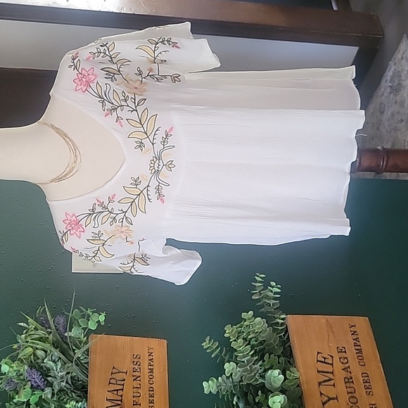 Vici Tops - Vici embroidered blouse